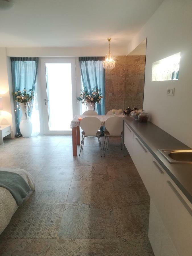 Angel'S Nest Apartment Komenda Экстерьер фото